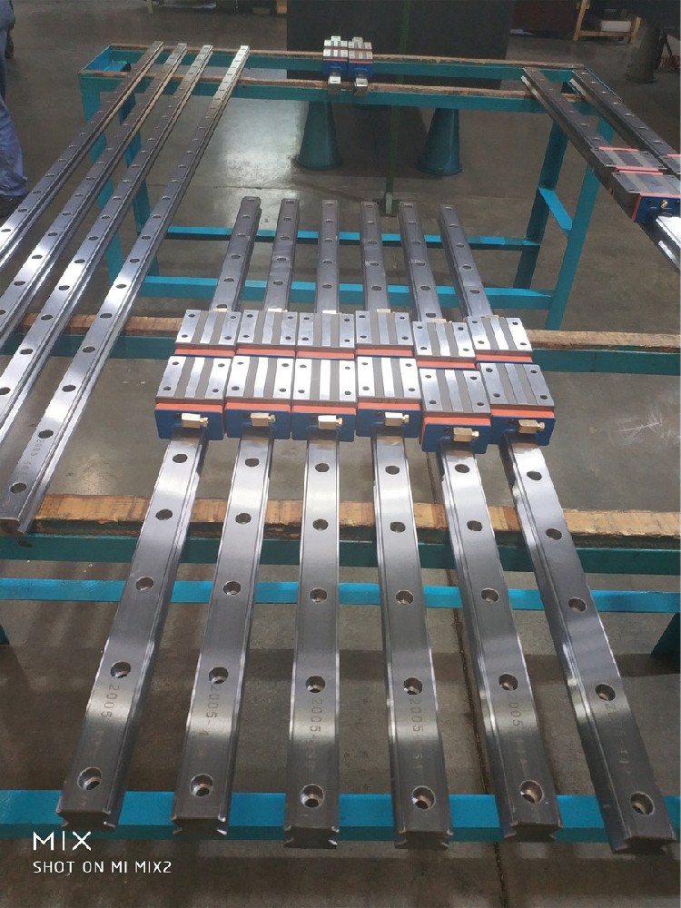 微型直线导轨集成了直线导轨的各种高精度