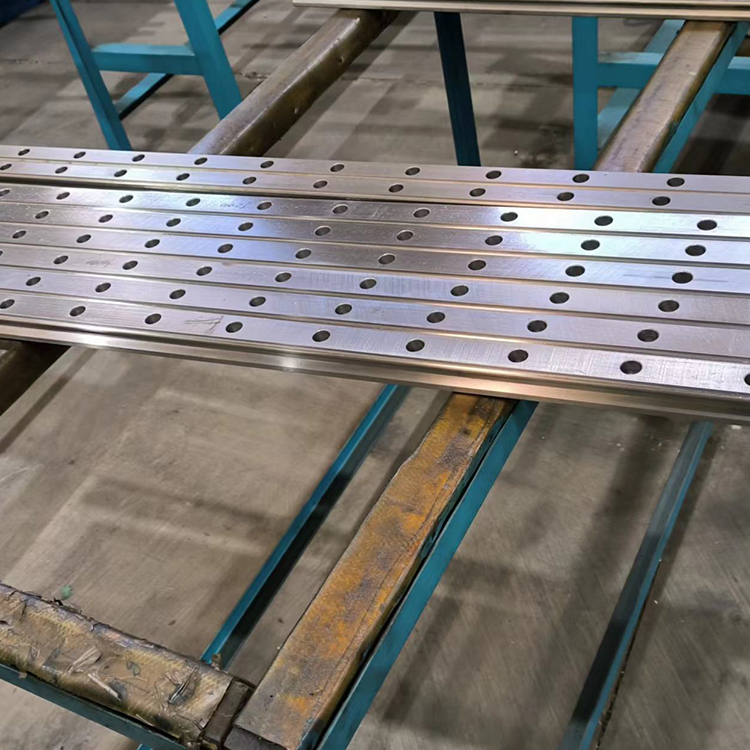 如何进行直线导轨的精度校准